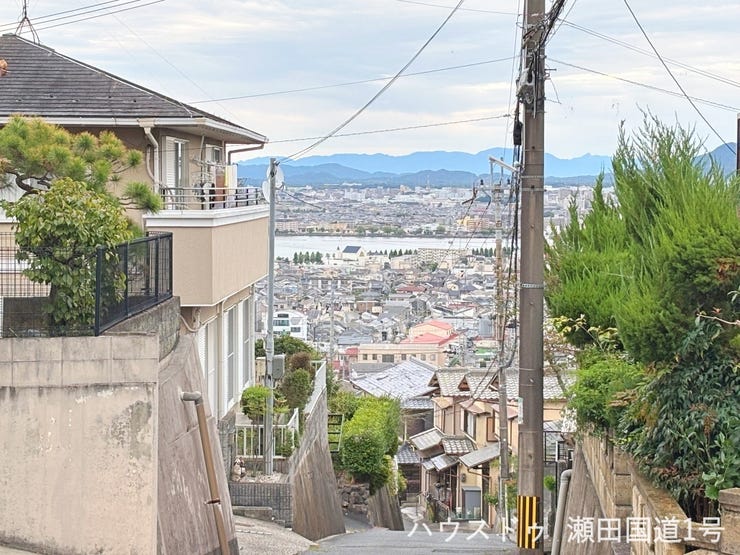 高台に位置しているため、眼下に広がる大津市街地と、その先に雄大に広がる琵琶湖の眺望を楽しめます。