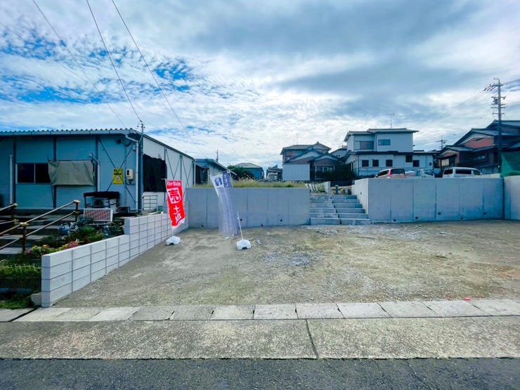 【外観】
■□2号地□■
現地のご案内をご希望の方は、お気軽にお問い合わせください♪
(2025年10月撮影)