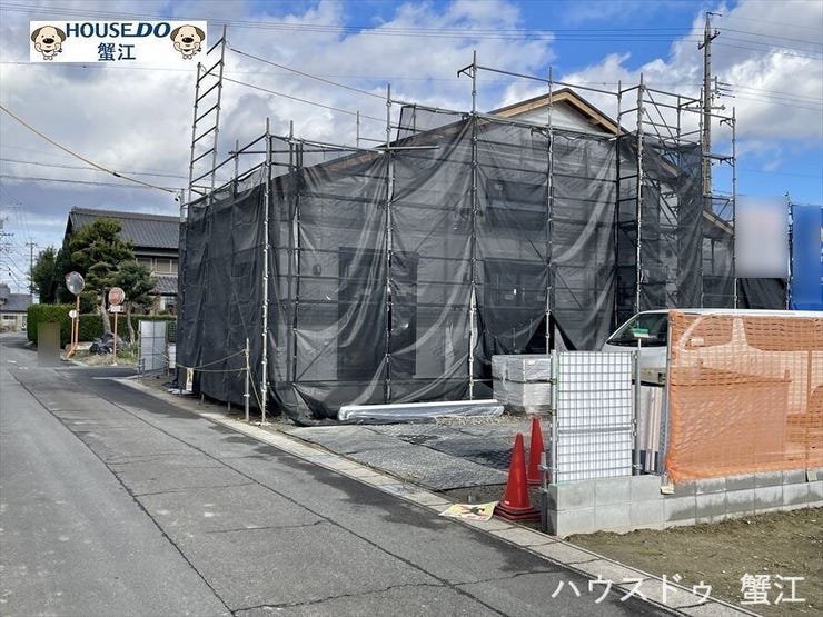 【外観】
広いロフトが魅力の平屋建てオール電化住宅
土間収納やパントリーなど人気の収納設備が充実しています
最寄りの保育園、小学校まで徒歩7分
車4台