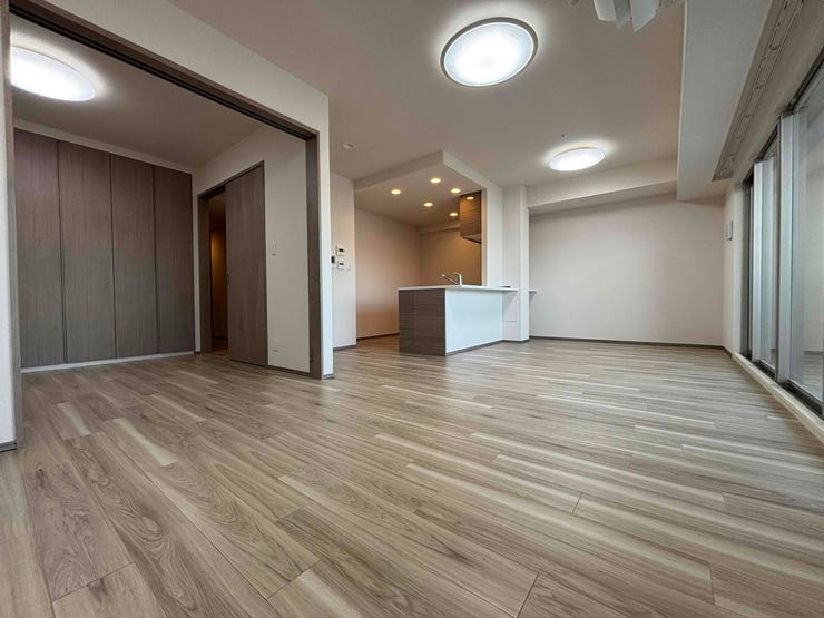 仕切り扉を開ければ開放的なリビングに。仕切って部屋数を増やす使い方も可能。