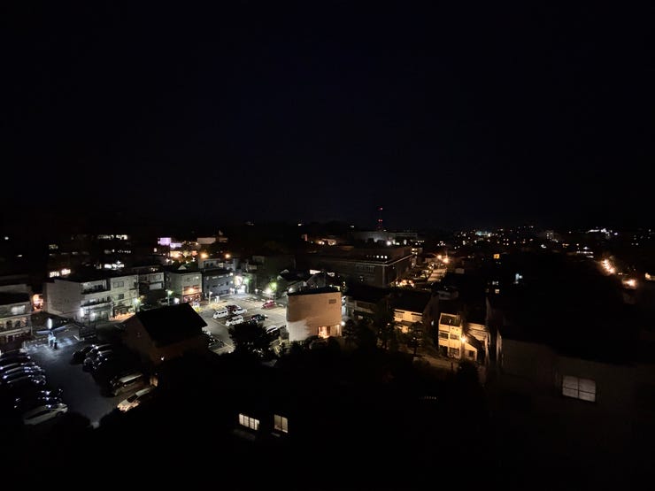 バルコニーからの夜間眺望になります。