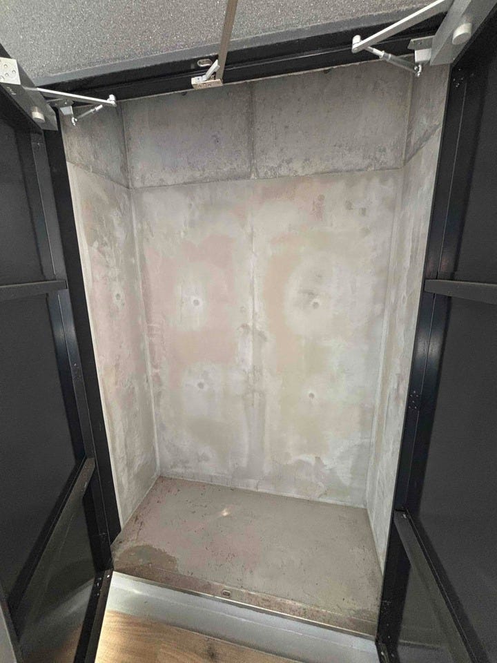 外廊下には住戸専用のトランクルームがあります。季節ものやレジャー用具等しまっておくことが出来るの、お部屋を最大限ご使用できます!