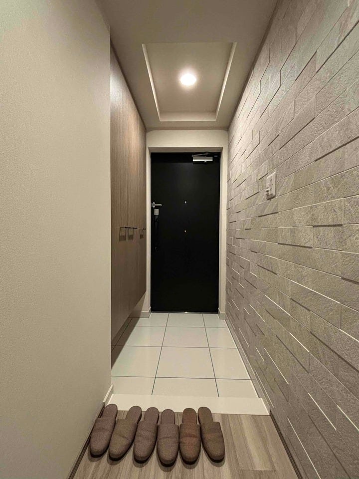 玄関の壁面はアクセントとして、タイルのオプションが選択されております。