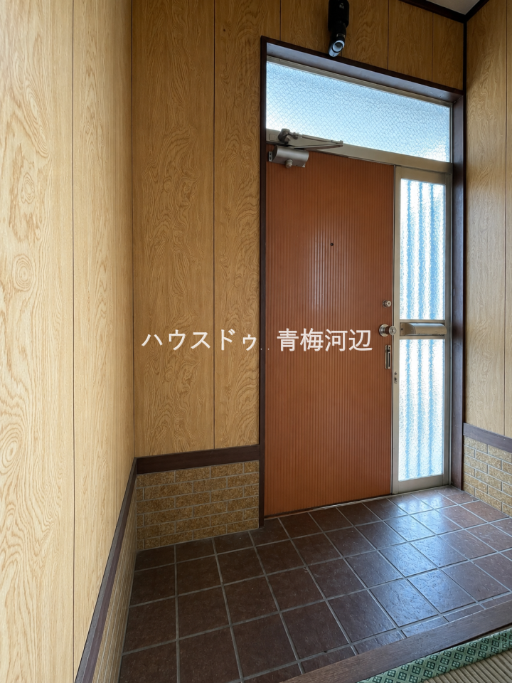 玄関:落ち着いた色合いの玄関ドアです。鍵が二つあるので防犯面も安心ですね。