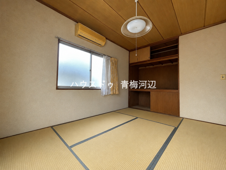 2階6帖和室:バルコニーへ出入りが可能な和室です。大きな窓の設置があり、開放感のある空間です。※一部CG家具消し加工処理をしています。