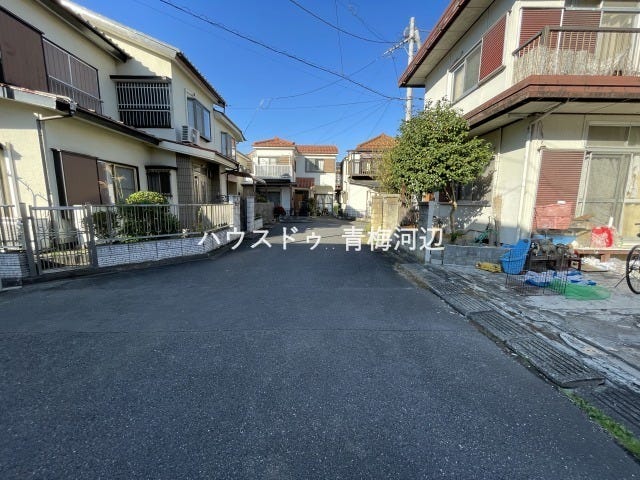 【西側 前面道路】幅員約5mの前面道路です。車がすれ違える道幅です。車1台とベビーカーですれ違っても余裕のある道幅は安心ですね。