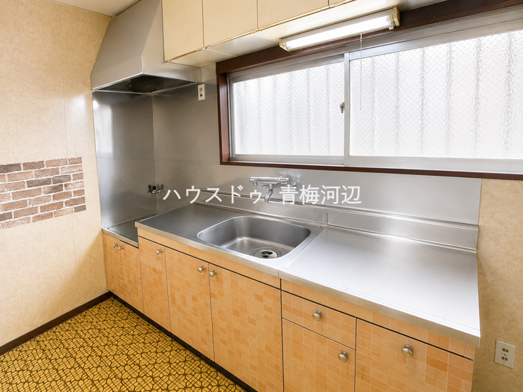 キッチン:壁付けキッチンは調理に集中でき、お料理がはかどります。錆びや汚れに強いステンレス製のシンクで毎日のお手入れも簡単です♪※一部CG家具消し加工処理をしています。