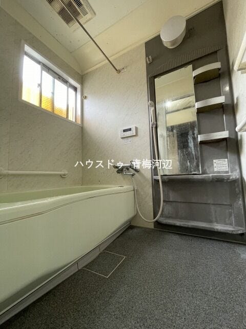 浴室:窓が付いているのでこもりがちな湿気もしっかり換気できます。浴槽近くに手すりがあるので安心してバスタイムを楽しむことができます。