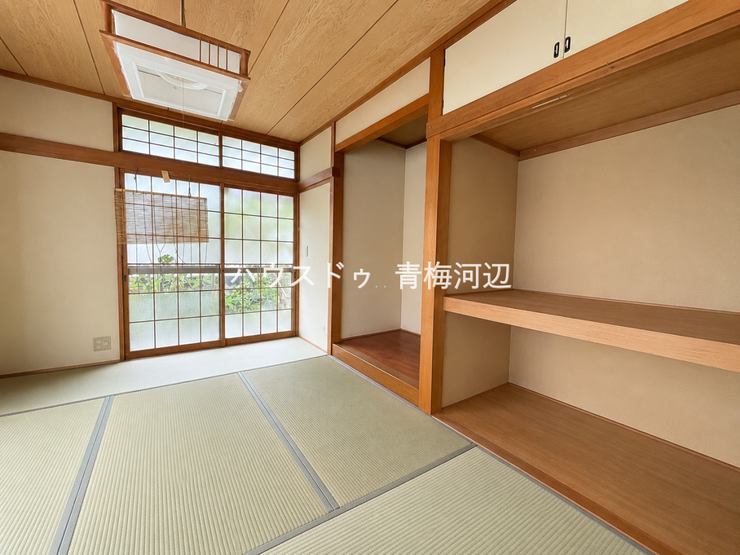 南側6帖和室:奥行のある押入があり、お布団などをしまうことができます。収納グッズを使って空間を有効活用することができます。。※一部CG家具消し加工処理をしています。