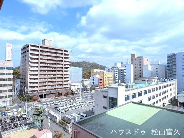 駅徒歩5分の利便性を象徴する立地で、洗練された都市生活の拠点としてふさわしい佇まいです。