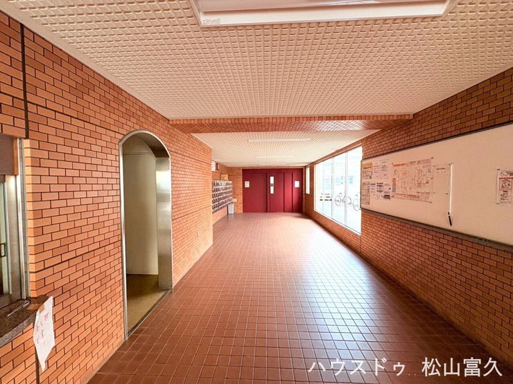 住まう方を優しく迎え入れる、落ち着きあるエントランス。