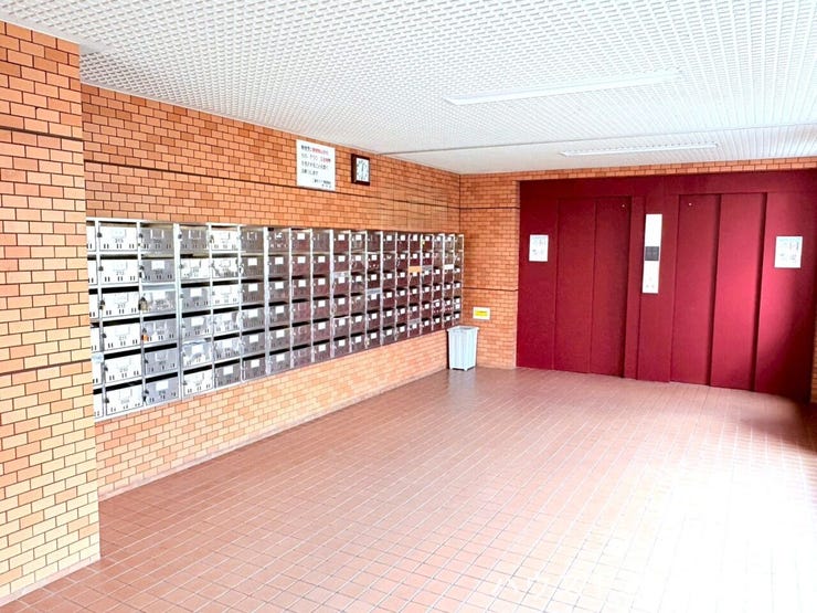 日々の忙しさをリセットし、プライベートな時間へと切り替える心地よいアプローチが、松山市中心部での豊かな暮らしの質をさりげなく語ります。