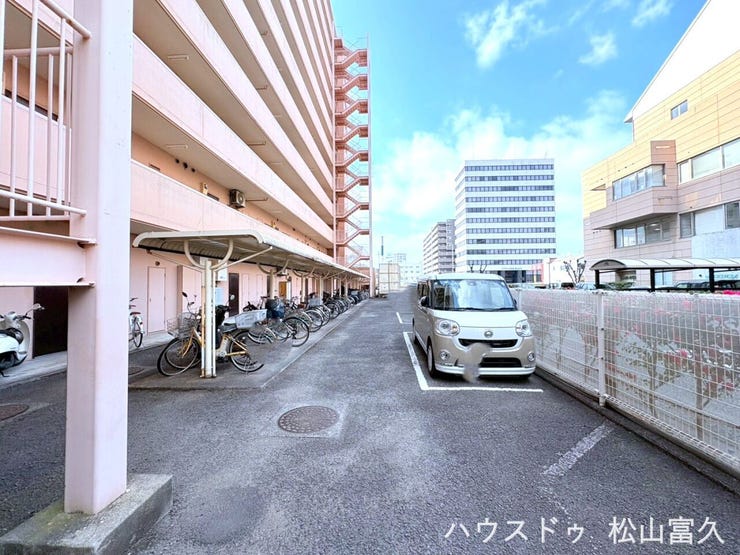 安心の駐車空間。駅徒歩圏内の好立地とマイカー所有の両立を叶え、ゆとりと機能性を兼ね備えた駐車スペースが整っています。