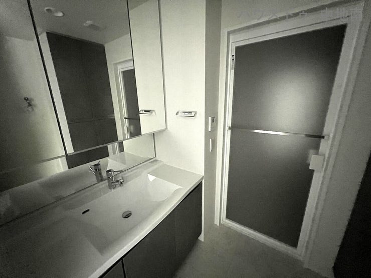 収納スペースのある三面鏡で洗面所スッキリ♪