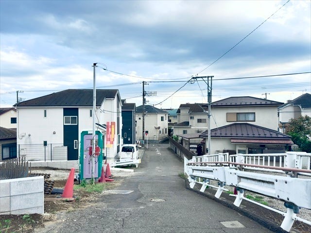 【西側 前面道路】幅員約4mの前面道路です。普通車が1台通れる幅となります。大型車の通行が少ないので、振動や騒音が抑えられます。