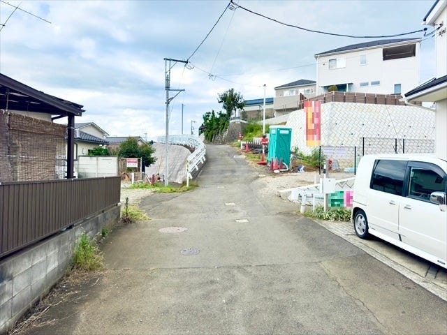 【西側 前面道路】幅員約4mの前面道路です。車がすれ違うには厳しい道幅ですが、車はスピードを抑えて走行するので、お子様にも安全な道幅となっています。
