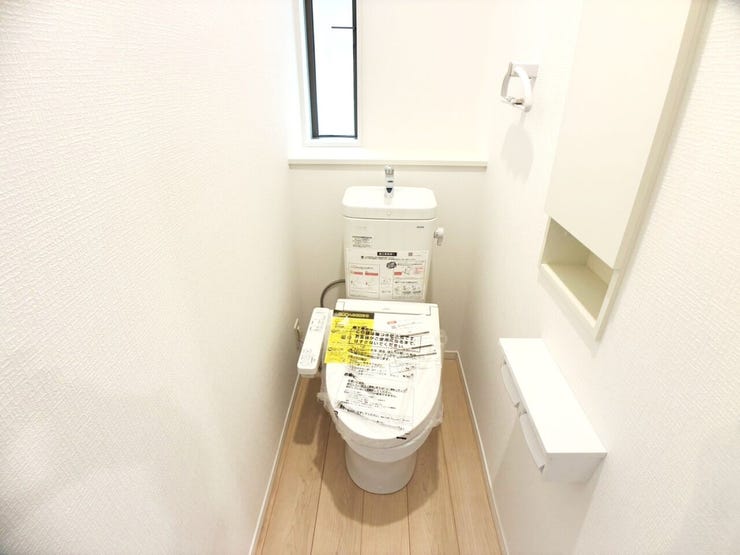 ◎トイレ:2号棟(2/1撮影)
1・2階ともにウォシュレット付!壁には埋込収納も付いているので、トイレットペーパーなどの収納にも便利です!