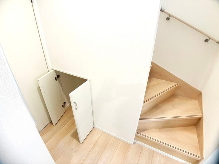 ◎階段下収納:2号棟(2/1撮影)
階段下に収納スペース付!掃除用具や防災グッズなどの収納にも便利です!