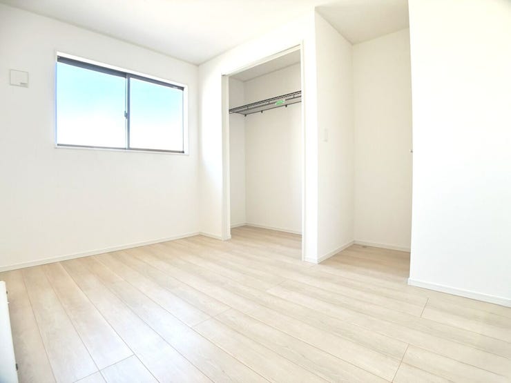 ◎洋室:2号棟(2/1撮影)
フローリングは定番のメープルカラー、収納扉などはホワイトで清潔感もあり、家具もあわせやすい色合いです。
