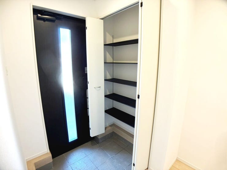 ◎玄関:2号棟(2/1撮影)
玄関収納はたっぷり収納できる大容量サイズ!ご家族分の靴もすっきり収納できます。