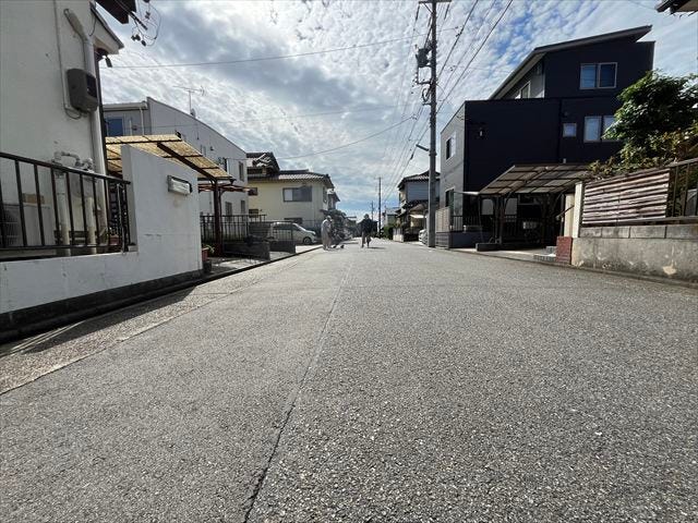 幅員約6.5mの前面道路です。車の出し入れもしやすく、また配達などの車が停まっていても通行出来る道幅となっています。