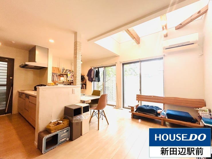 17帖のLDK、明るい色のフローリングのためお部屋も明るい印象になりますね。床暖房付きで冬場も暖かく過ごせます。