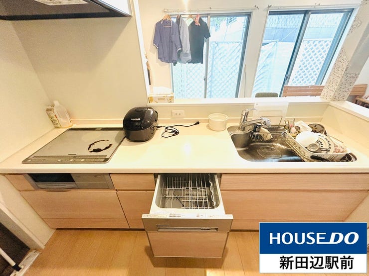 カウンタータイプのキッチンのためリビングを伺いながら作業ができます。IHクッキングヒーターと食洗機が付き、家事が軽減されますね。