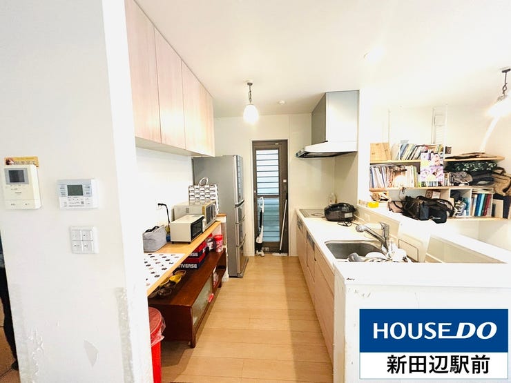 背面に吊戸棚があり、収納は十分です。勝手口があるのもゴミ出しに役立ちます。