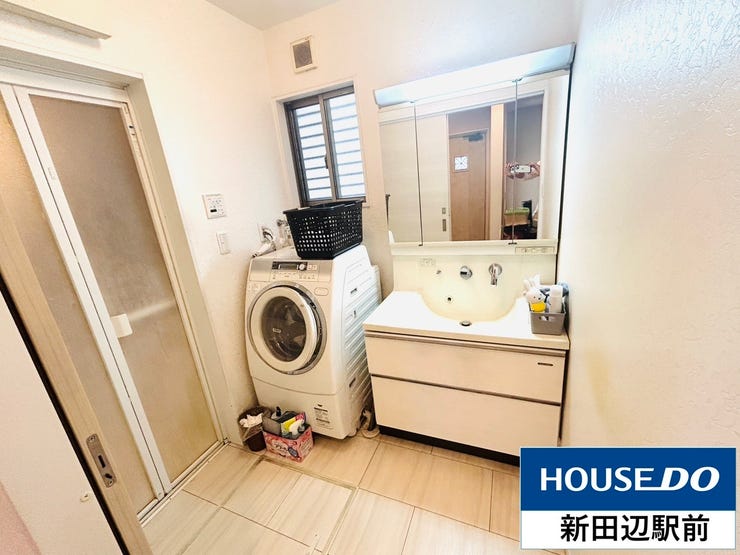 三面鏡の洗面台です。洗面台の下、洗面台の横にも収納スペースがございます。化粧品や洗剤のストックなどたくさん収納できますよ♪