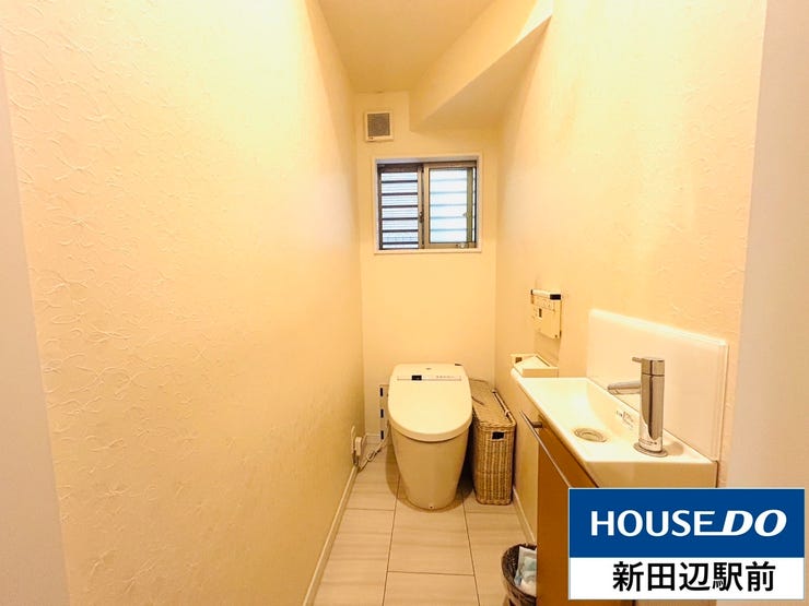 トイレには手洗いカウンターを設置。タオルやお掃除グッズなどの収納力もUPします。お子様にも使いやすいですよ。