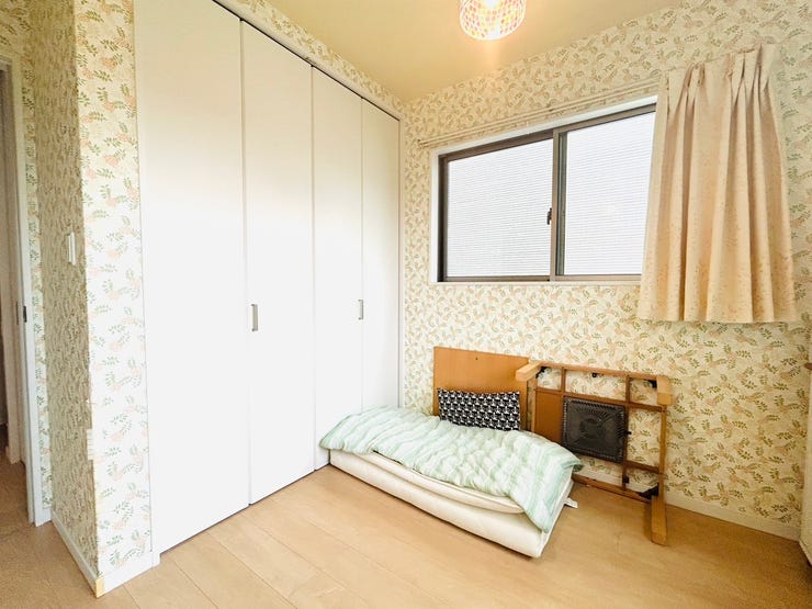 4.5帖洋室は大きなクローゼットと2面採光で明るいお部屋。全居室収納完備。収納家具を減らして広々空間をお楽しみいただけるように工夫されていますね♪