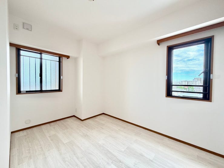 〈5.8帖〉
2面採光の明るい洋室で気持ちもぽかぽか