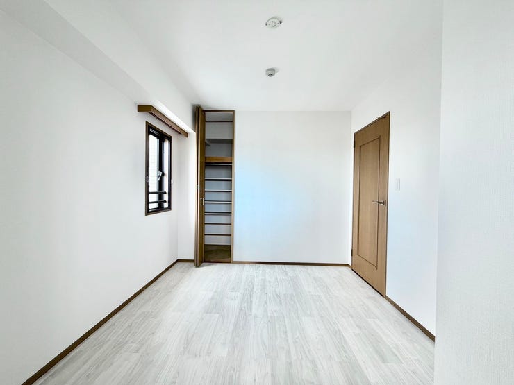 〈5.8帖〉
大容量の収納スペースで住空間もスッキリ広々