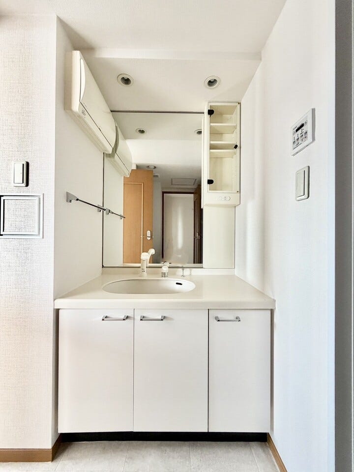 ご家族揃って身支度可能なゆとりの洗面室