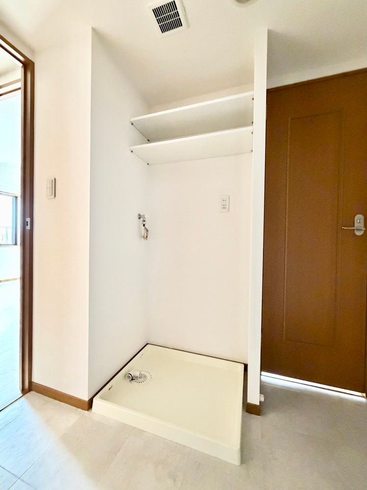 洗濯機置き場の上に棚があると、洗剤や掃除用具など置けて便利ですね♪