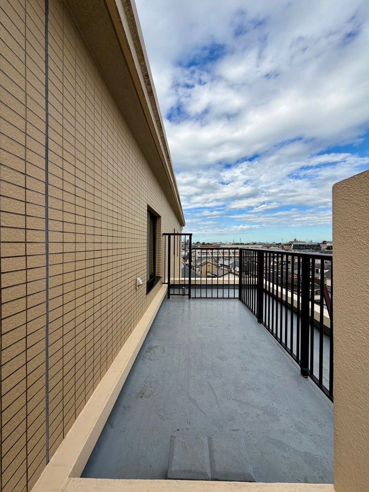 ルーフバルコニーは、洗濯物やお布団はもちろんのこと、青空を眺めながらのカフェスペースなどなど、使い方はあなた次第♪