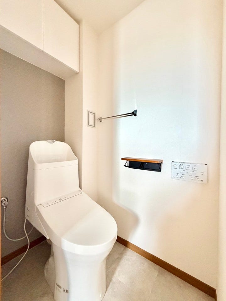 お手入れしやすい温水洗浄便座で、毎日快適♪スッキリ片付く収納付き♪