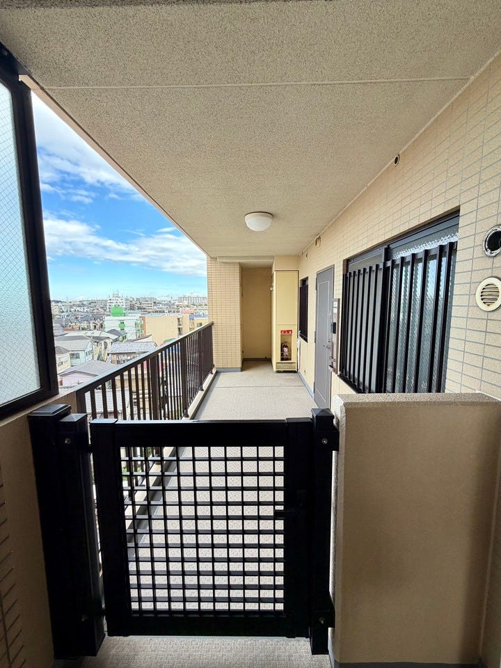 〈ポーチ〉
玄関ポーチがあるので、後ろを気にする必要なく部屋の出入りをすることができます。