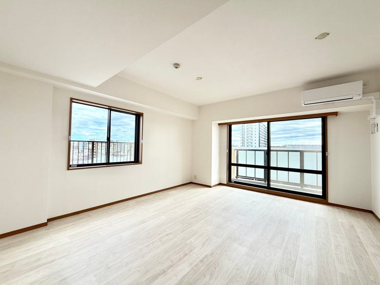 角部屋ならでは!明るい日差しと心地よい風が舞い込むリビング♪