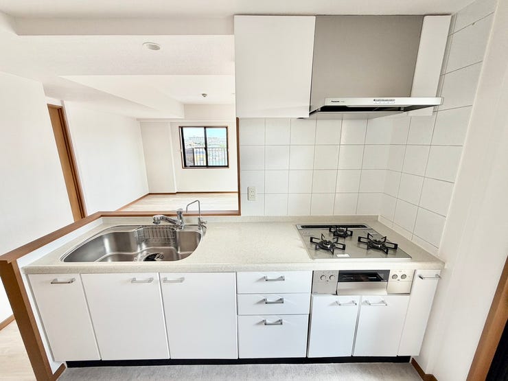 ワークトップは白を基調とした清潔感あふれるキッチンです♪