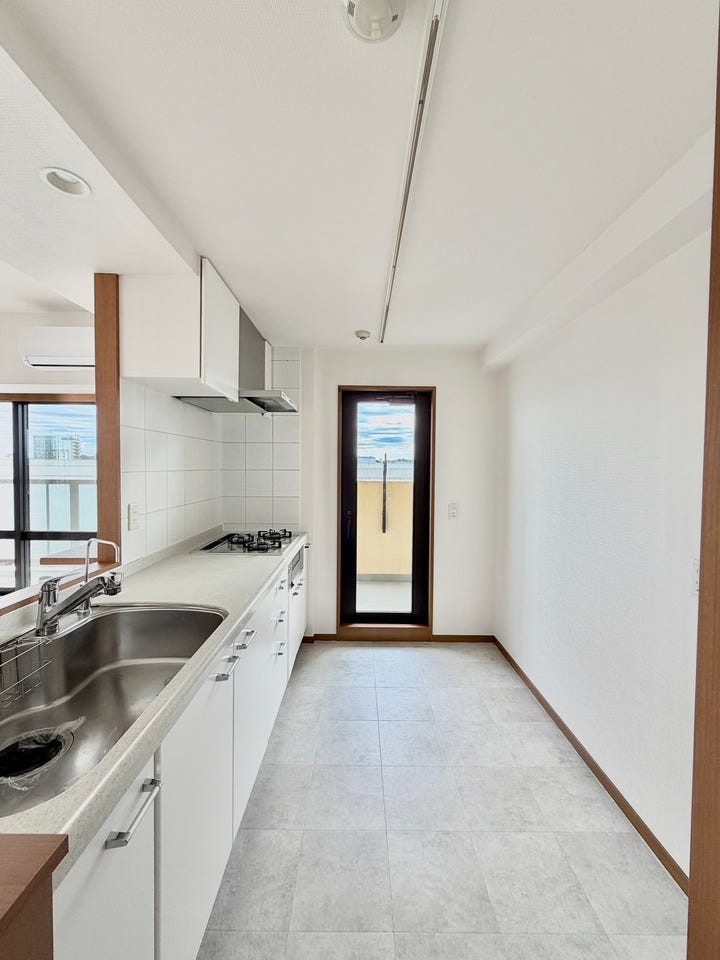 キッチンまわりも広さを意識して設計しました!バルコニーへ出ることができるのも◎。