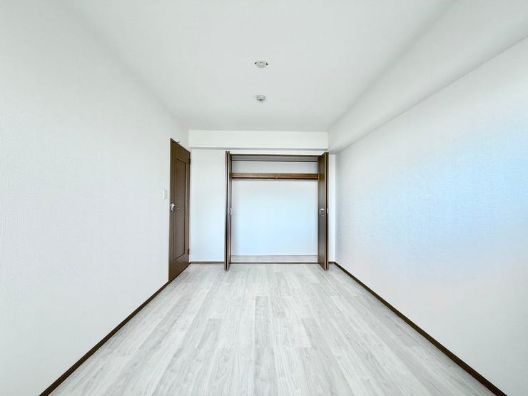 〈7.2帖〉
ハンガーパイプや棚が設置されていますので、衣類や小物などを収納することができます。