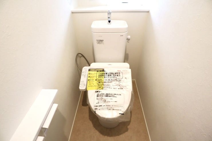 トイレ 同仕様
温水洗浄便座♪
寒い季節も快適です♪