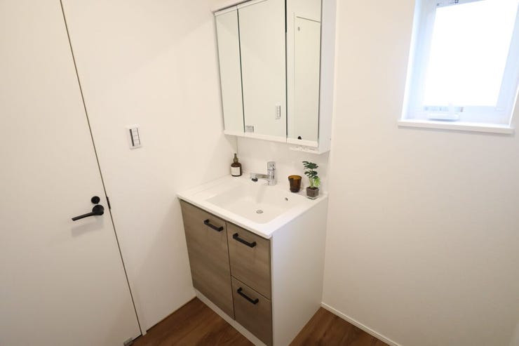 洗面所 同仕様
シャワー付き洗面化粧台♪
朝の身支度も楽々♪