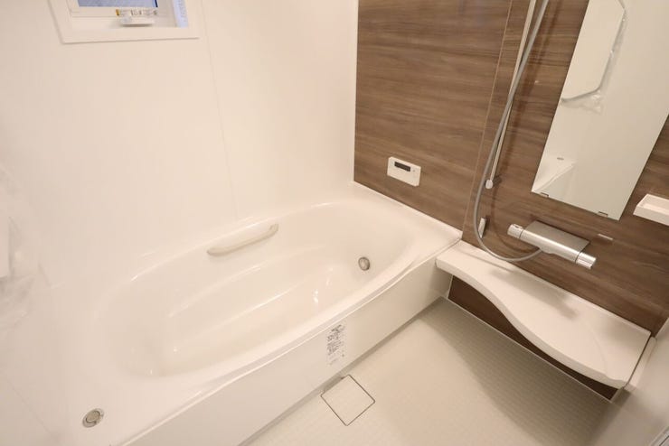 浴室 同仕様
ゆったりくつろげるバスルーム♪
小窓付きで換気もバッチリです♪