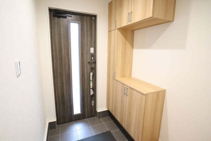 玄関 同仕様
シューズボックス付きの玄関♪
玄関がスッキリとお使いいただけます♪