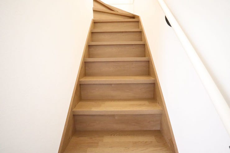 階段 同仕様
小さなお子様からご年配の方まで安心の手すり付き階段♪