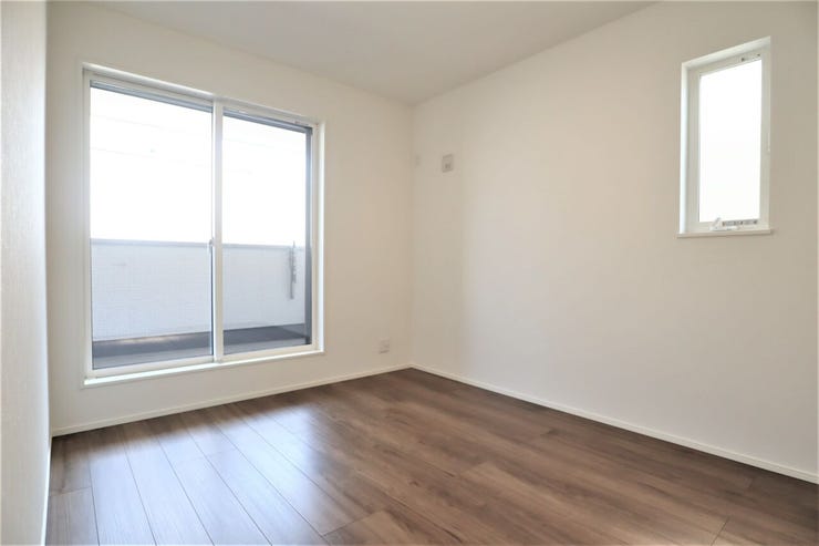 洋室 同仕様
2面採光のお部屋は明るく風通しの良いお部屋です♪