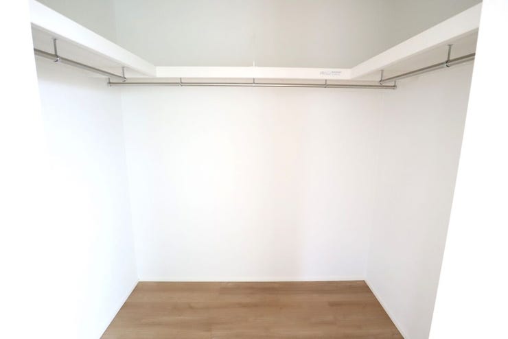 ウォークインクローゼット 同仕様
季節物のお洋服などしっかり収納できます♪
旅行鞄などかさばる収納もすっきり片付きますね♪