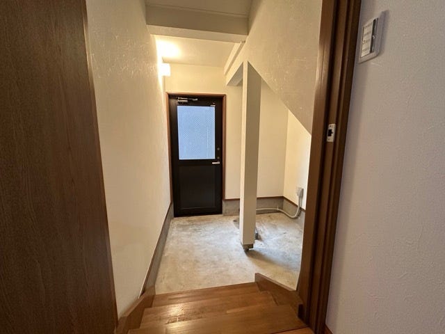 勝手口に階段下収納があります。
冬に使用するスコップや灯油缶、タイヤの収納スペースに最適♪